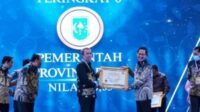 Gubernur Riau, Drs H Syamsuar, MSi, saat menerima penghargaan Penganugrahan Predikat Kepatuhan Standar Pelayanan Publik