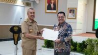 gubernur-riau-serahkan-sk-pensiun-a