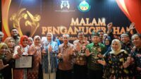 gubri-syamsuar-terima-anugerah-prov