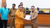 sekdaprov-riau-serahkan-sk-pb-porwi