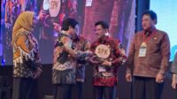 pemprov-riau-terima-penghargaan-ind