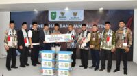 plt-gubernur-serahkan-bantuan-masya (1)