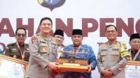 kapolda-riau-berikan-penghargaan-un