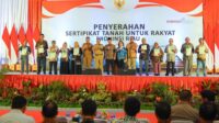 500-warga-pekanbaru-terima-sertifi
