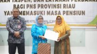 38-pns-pemprov-riau-terima-sk-pensi