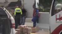 gegera-pecah-ban-mobil-box-terbalik