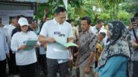 menteri-ahy-serahkan-sertifikat-tanah-ke-warga-pekanbaru_169