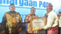 pj-guernur-riau-terima-penghargaan