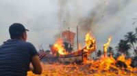 ritual-bakar-tongkang-peruntungan