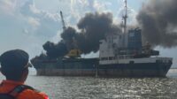 kapal-tujuan-cirebon-terbakar-di-pe