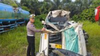 minibus-tabrak-truk-di-tol-pekanbar