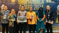 pj-gubri-terima-penghargaan-bhumand