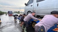 banjir-di-pelalawan-polisi-beri-ba