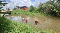 bocah-9-tahun-hanyut-di-parit-perum
