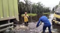 aksi-sigap-polisi-pelalawan-evakuas