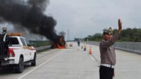 detik-detik-pajero-terbakar-di-tol