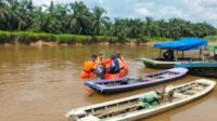 mandi-di-sungai-cenaku-remaja-13-t