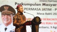 abdul-wahid-kenakan-blangkon-pimpi