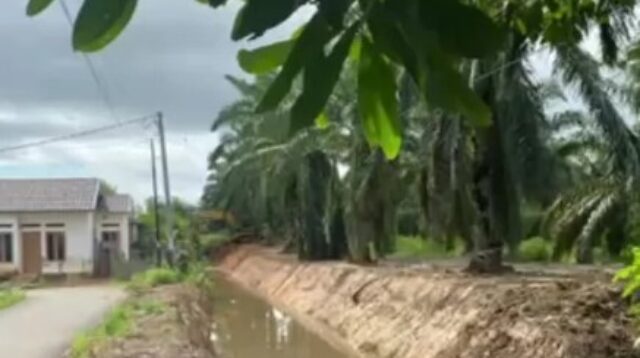 Normalisasi aliran air Sungai yang ada di RT 41, 48, 52, 25, dan 38 Perumahan Kandang Mas Kota Bengkulu